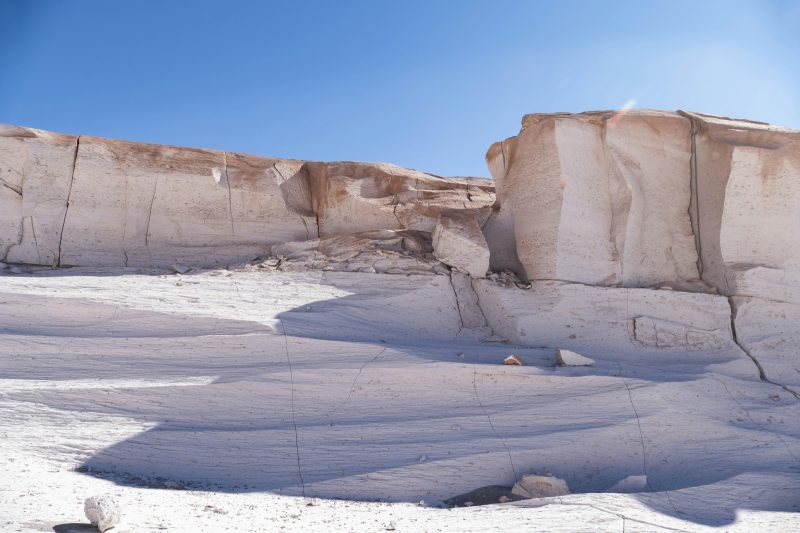 Paredes de piedra pómez esculpidas por el viento