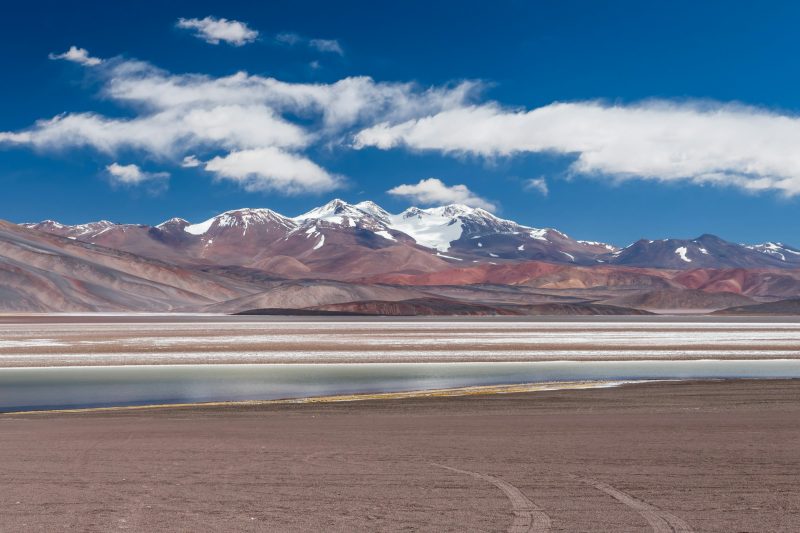 Salar con picos nevados