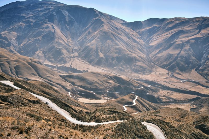Cuesta de montaña con curvas en las sierras