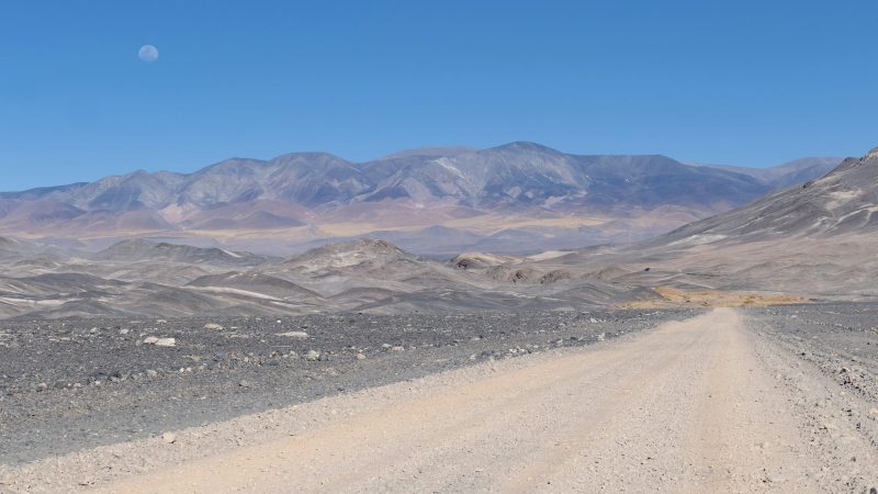 Camino de ripio hacia la cordillera