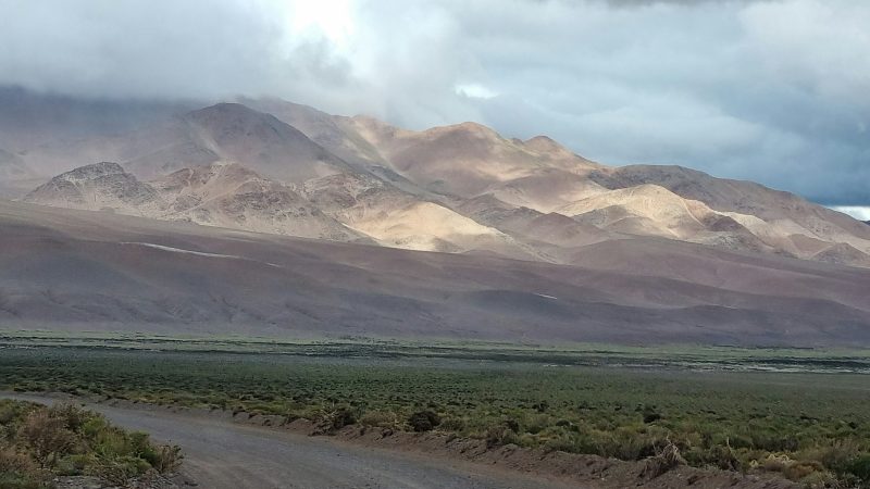 Camino entre montañas