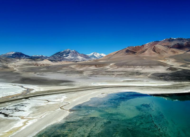 Laguna verde y picos nevados