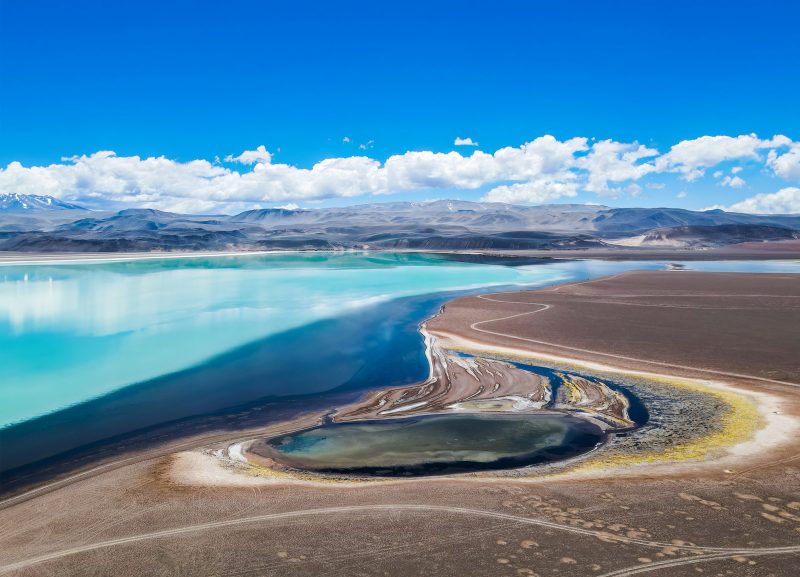 Laguna de altura con orillas de sal