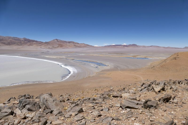 Laguna y campo de lava en Antofagasta de la Sierra