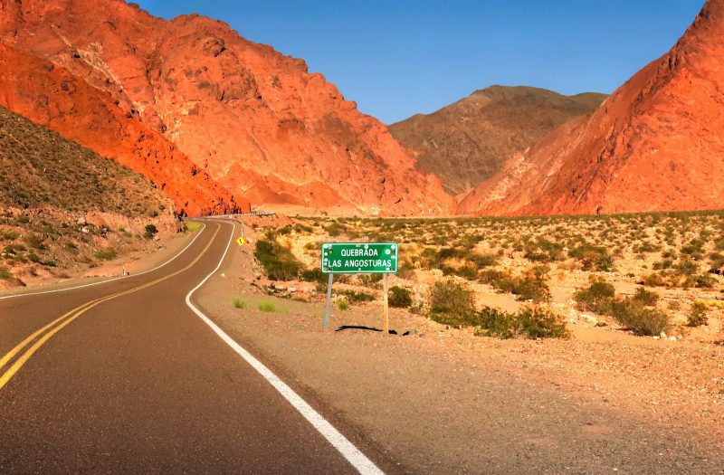 Ruta entre cerros rojos del Oeste