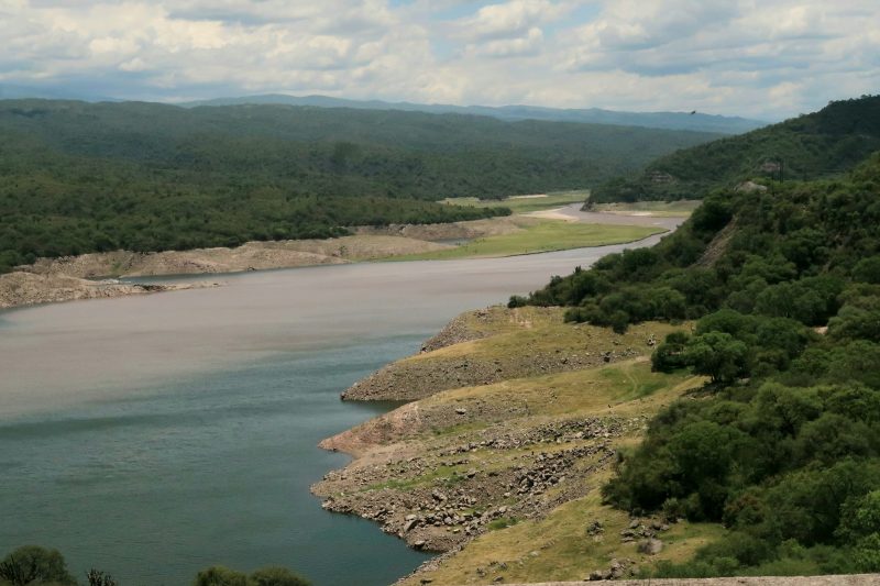 Dique entre sierras verdes del Valle Central