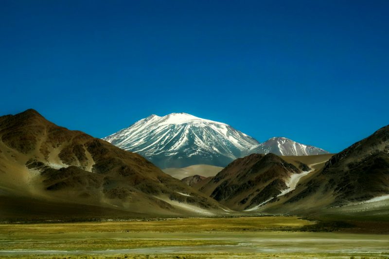 Cerro nevado sobre un valle de Catamarca