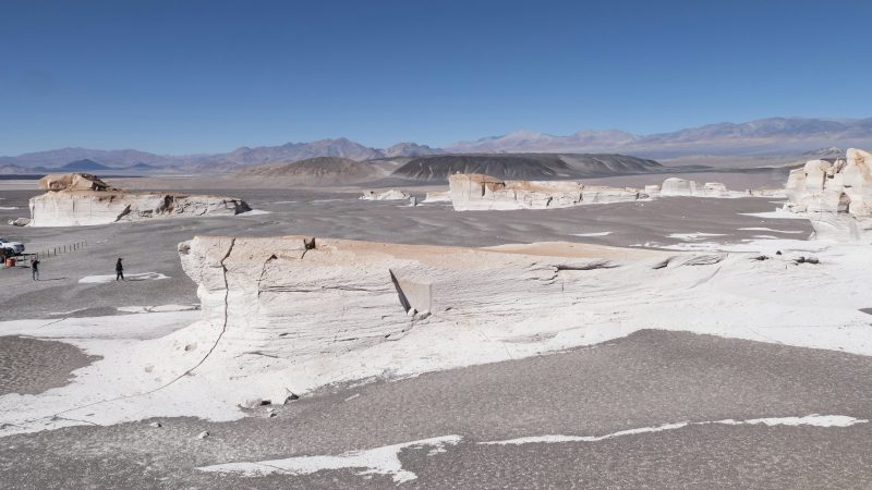 Formaciones blancas del Campo de Piedra Pómez bajo el cielo de la Puna