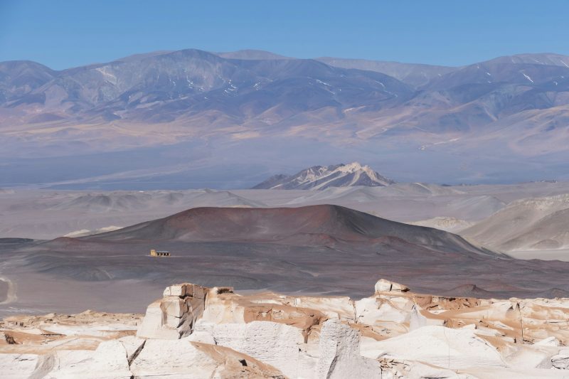 Campo de Piedra Pómez con volcanes de fondo