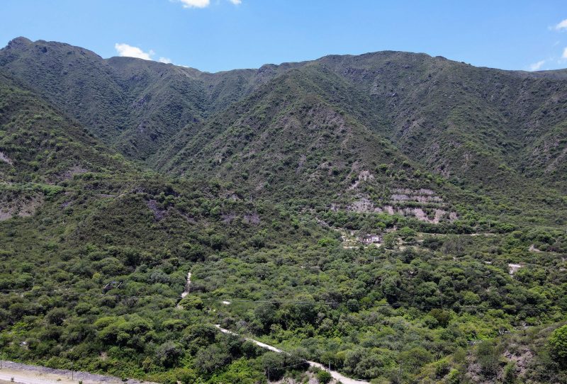 Sierras verdes y caminos de montaña