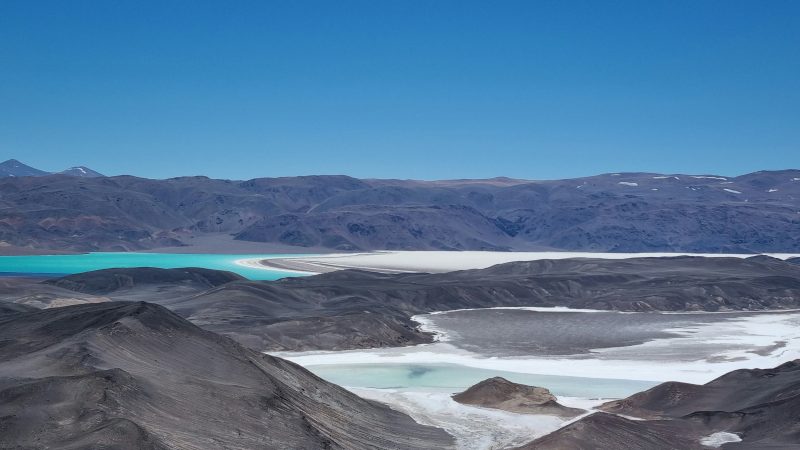 Salar y lagunas entre montañas de la Puna